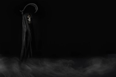 Kara cüppeli Azrail 'in cadılar bayramı portresi. Karanlıkta ayakta duran tırpanlı, sisli.
