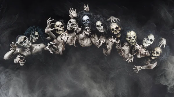 Ett Gruppporträtt Individer Spökdräkter Med Dödskalleansikten Mot Dimmig Svart Bakgrund — Stockfoto