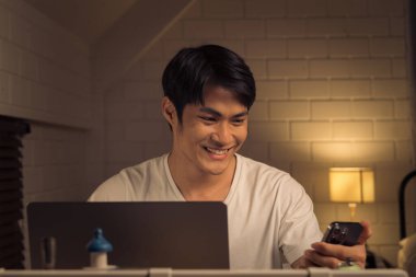 Sosyal medyayla iletişim kuran, mutlu ve tatmin edici bir an. Belki de iyi haberler alıyor.