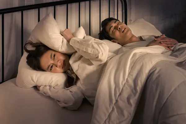 Frau Liegt Wach Bett Bedeckt Ihre Ohren Das Schnarchen Ihres — Stockfoto