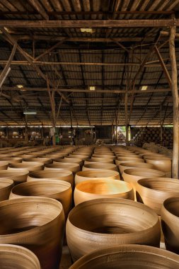 Terracotta su kavanozları, Tayland 'ın Ratchaburi bölgesindeki geleneksel Tayland tarzı bir ejderha kavanozu fabrikasında devam eden bir çalışma.