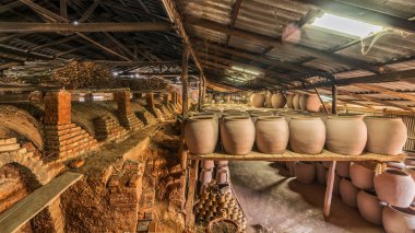 Tayland 'ın Ratchaburi bölgesindeki eski tip bir fabrikada ele geçirilen geleneksel bir odun ateşleme fırını.