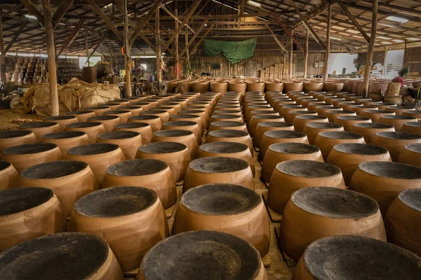 Terracotta su kavanozları, Tayland 'ın Ratchaburi bölgesindeki geleneksel Tayland tarzı bir ejderha kavanozu fabrikasında devam eden bir çalışma.