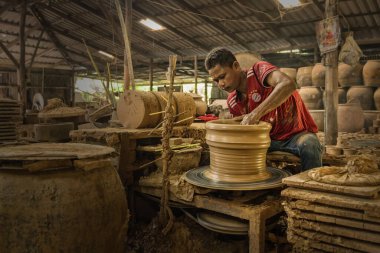 Ratchaburi, Tayland - 11 Kasım 2023: Ratchaburi çömlek fabrikasında, yerel işçiler titizlikle el sanatları geleneksel Tayland ejderha su kavanozları