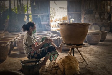 Ratchaburi, Tayland - 11 Kasım 2023: Ratchaburi çömlek fabrikasında, yerel işçiler titizlikle el sanatları geleneksel Tayland ejderha su kavanozları
