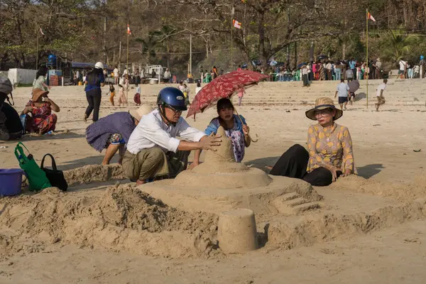 Παραλία Ngapali Rakhine Μιανμάρ Μάρτιος 2023 Συμμετέχοντες Στο Φθινοπωρινό Φεστιβάλ — Φωτογραφία Αρχείου