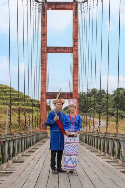Молодая Пара Раванг Традиционном Платье Раванга Каунгмулонском Мосту Через Реку — стоковое фото