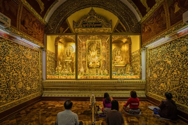 Mandalay Mianmar Dezembro 2023 Três Estátuas Douradas Buda Templo Shwe Imagem De Stock