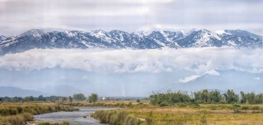 Putao, Myanmar, muhteşem kar örtülü dağlarla ve bulutlardan bir gölgeyle süslenmiş Himalayalar 'ın el değmemiş ihtişamını yayıyor.