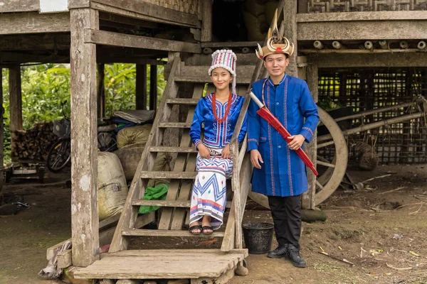 Tânăr Cuplu Rawang Își Prezintă Îmbrăcămintea Tradițională Fața Unei Case Fotografie de stoc