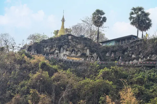 Toeristen Beklimmen Het Akauk Taung Klooster Pagoda Langs Serene Klif Rechtenvrije Stockafbeeldingen