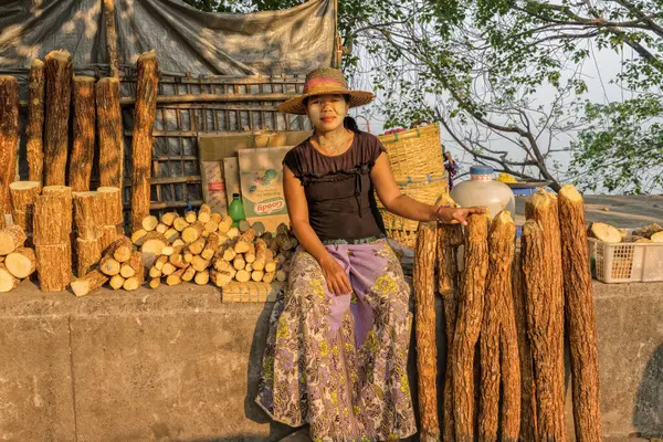 Pyay Bago Myanmar Maart 2023 Een Birmaanse Vrouw Verkoopt Thanaka Stockfoto