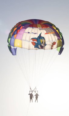 Deniz ufkunda paraşütle uçmak