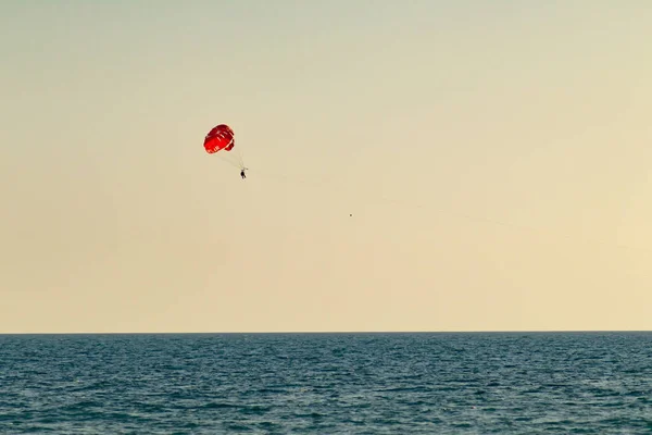 바다의 수평선에서의 낙하산 — 스톡 사진