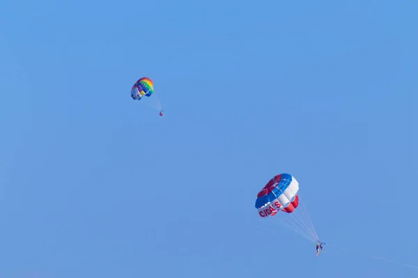 海平线上的降落伞飞行 — 图库照片