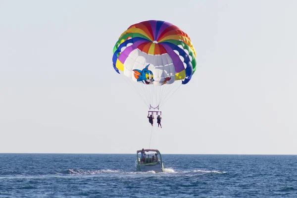 Volo Con Paracadute All Orizzonte Del Mare — Foto Stock