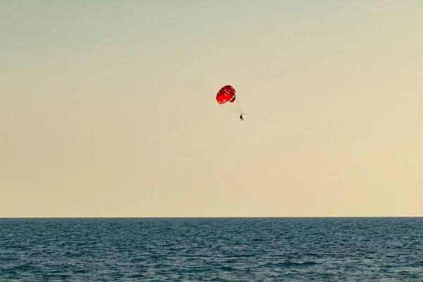 Fallschirmflug Meereshorizont — Stockfoto