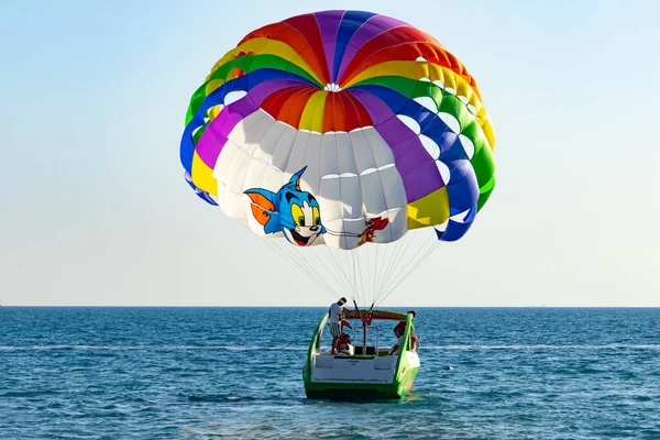海平线上的降落伞飞行 — 图库照片