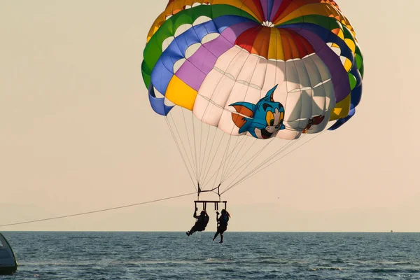 Fallschirmflug Meereshorizont — Stockfoto