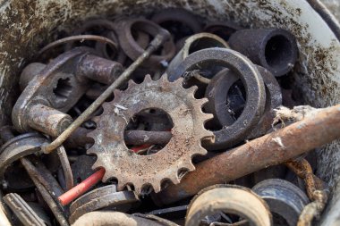 Tamir motorunun kullanılmış parçaları.