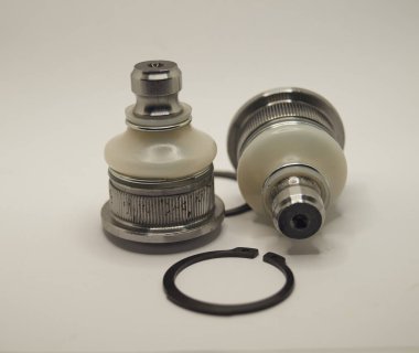 Beyaz zemin üzerinde bir arabanın süspansiyon ayraçlarının yeni top eklemleri