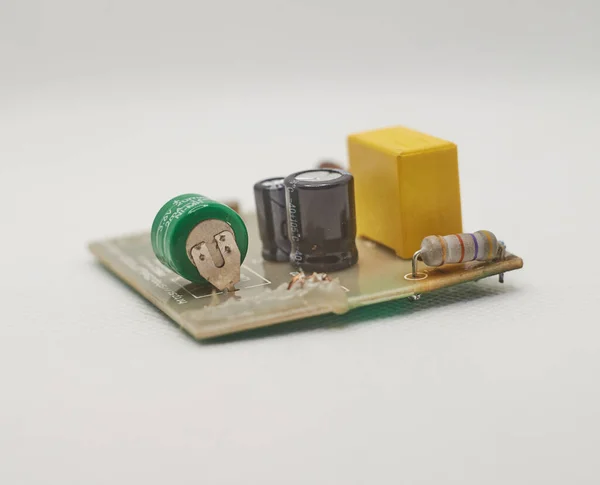 隔离电路板上的晶体管和电容器 — 图库照片
