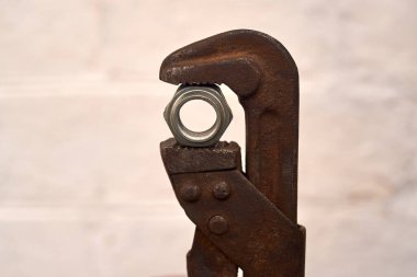 Paslı boru anahtarının yeni vidayla fotoğrafı.