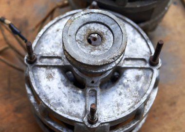 Çamaşır makinesinin monte edilmiş motorunun fotoğrafı.