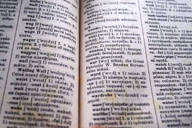 İngilizce-Ukraynaca sözlüğün sayfalarını aç