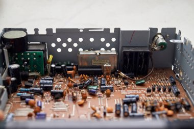 Teplyk, Ukrayna - 17 Aralık 2022: CD oynatıcının içi bakım için açıldı