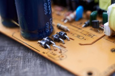 Kapasitörlü ve diyotlu ana kart parçası kapat