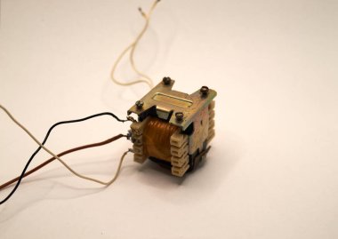 Kabloları izole edilmiş elektrik trafosunun fotoğrafı.