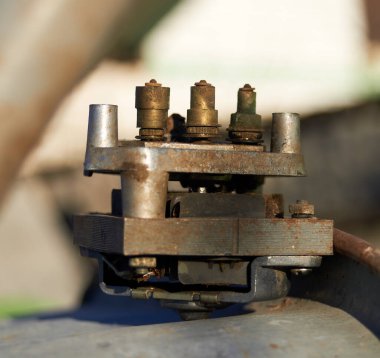 Eski bir makaradan makaraya kaydedicinin elektrik motoru