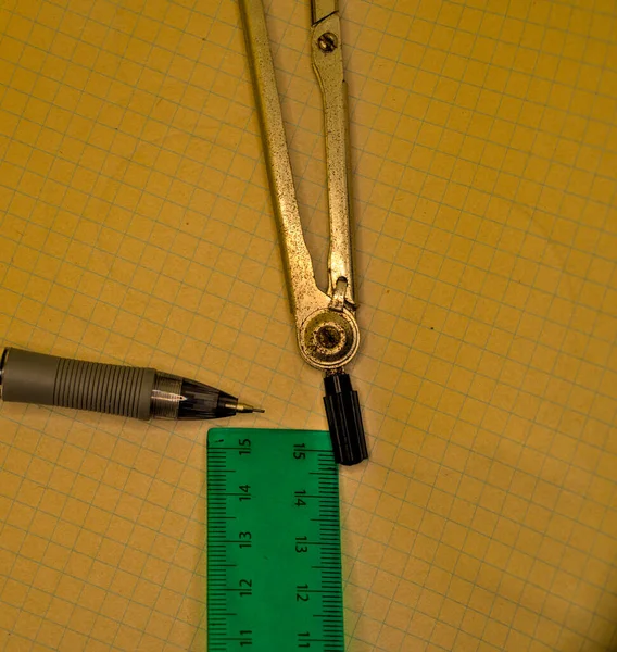 Kompas Untuk Menggambar Pensil Dan Penggaris Pada Notebook — Stok Foto