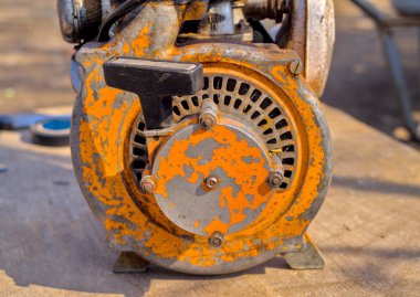 Eski elektrikli testerenin arka tarafı.