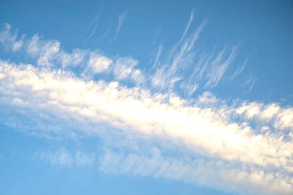 Zdjęcie Chmur Cyrkowych Wieczornym Niebie — Zdjęcie stockowe