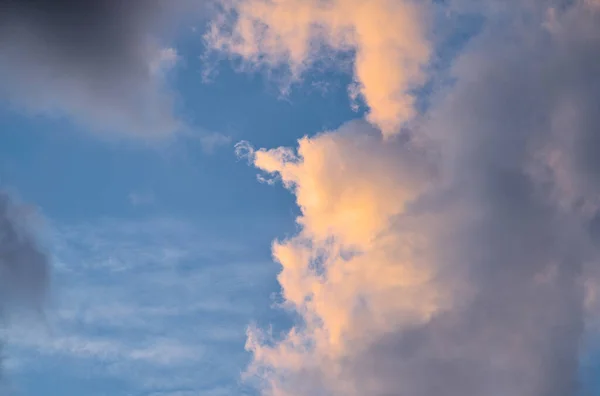Zdjęcie Błękitnego Nieba Chmurami Wieczorem — Zdjęcie stockowe