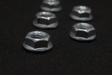 Karanlık bir arka planda yeni parlak fındıklar