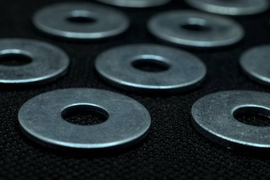 Koyu arkaplanda yeni parlak diskler