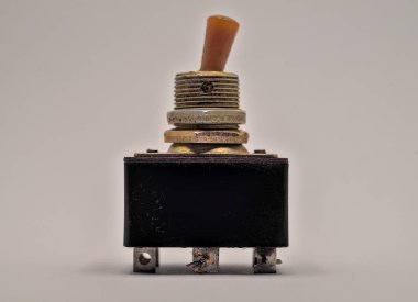 Beyaz arkaplanda elektriği aç / kapat