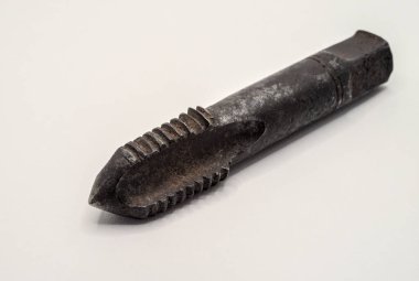 Eski paslı musluk beyaz arkaplanda izole edilmiş. Yakın plan.