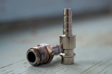 İki hızlı pnömatik eşleşmeye yakın çekim