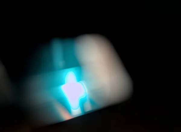 ターコイズブルーの白色光の中に閉じ込められた物体 要旨の背景 — ストック写真