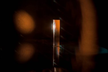 Sarı kahverengi ışıklı cam prizmalar. Soyut arkaplan