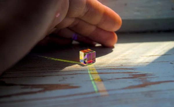 Transparant Vierkant Prisma Voor Lichte Experimenten Het Hout — Stockfoto