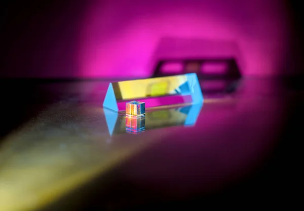 Los Prismas Transparentes Vuelven Coloridos Después Experimentos Con Luz —  Fotos de Stock