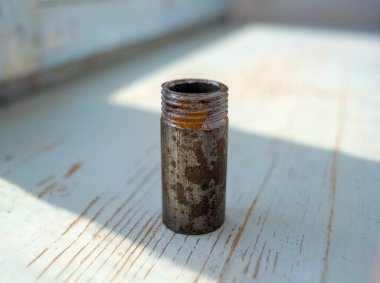 Pasla kaplı bir parça başlıklı tüp.