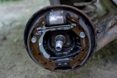 Arabaya yeni arka fren yastıkları takıldı