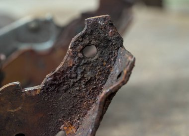 Paslı, kullanılmış fren yastığının fotoğrafı. Yakın çekim.