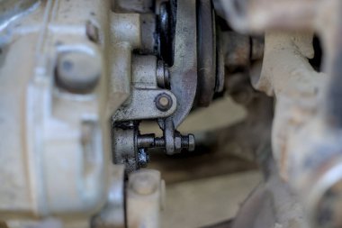 Motorsiklet debriyaj açma mekanizması yağ ile kaplıdır